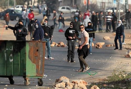إصابة 10 فلسطينيين بمواجهات مع الاحتلال