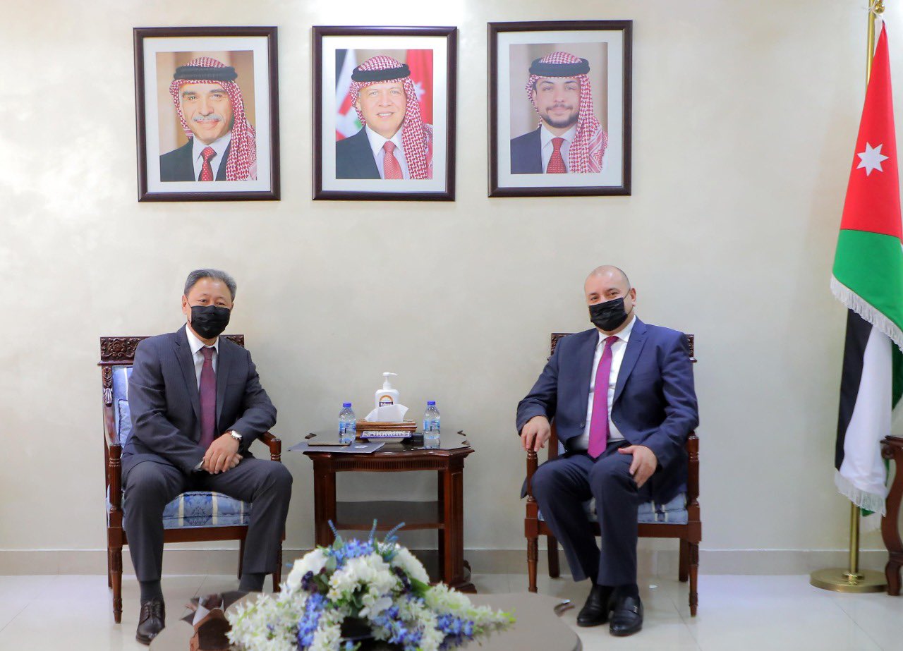 العودات يلتقي سفيرّي عُمان و كازاخستان