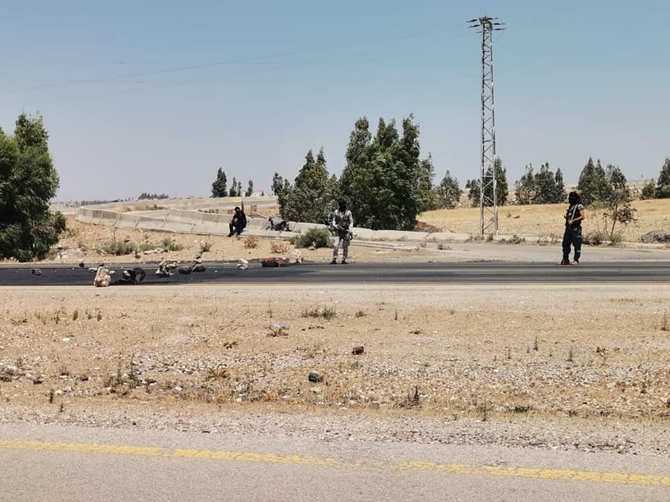 بعد افتتاح معبر جابر.. مسلحو المعارضة السورية يقطعون أوتوستراد دمشق- عمان (صور)