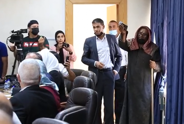 مسن مصاب بالسرطان للنواب: بدنا نشحد!