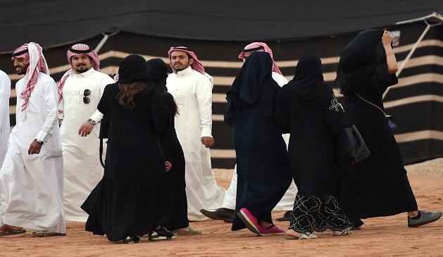 كل 158 ذكرا تقابلهم 100 أنثى بدول الخليج