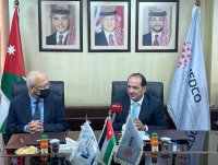 أمريكية تحاول دهس زوجها عدة مرات بالسيارة! (فيديو)