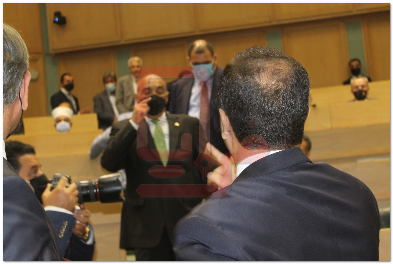 ماذا حدث بين الخصاونة والنائب العدوان تحت القبة؟ (صور وفيديو)
