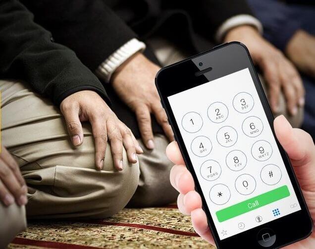 الإفتاء توضح حكم استخدام الهاتف أثناء خطبة الجمعة