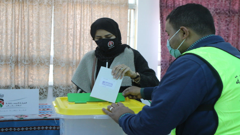 توصية بتخفيض سن المترشح للبرلمان إلى 25 عاما وللبلديات إلى 22 عاما