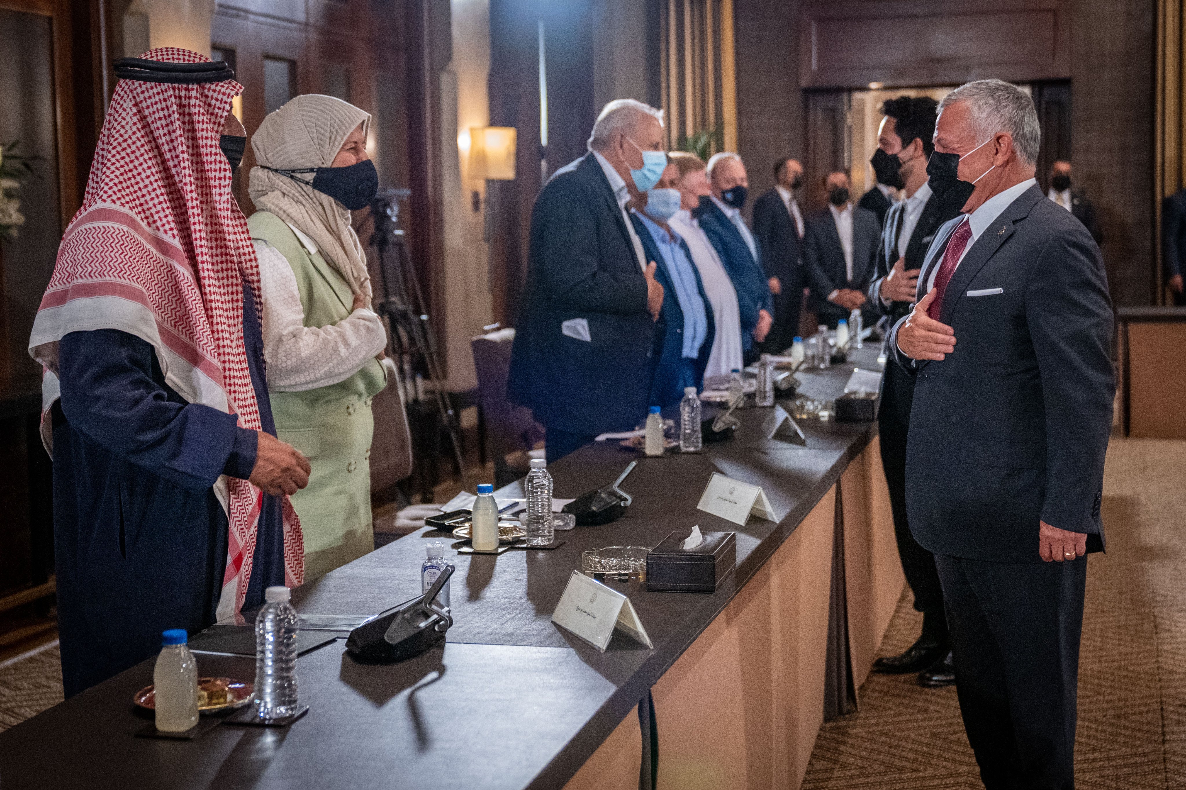 الملك يؤكد ضرورة إقامة المشاريع في مختلف مناطق المملكة والتي تساهم في توفير فرص العمل.