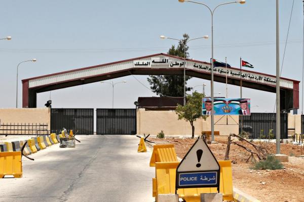 إحباط تهريب نصف مليون حبة مخدرة عبر معبر جابر الحدودي (فيديو)