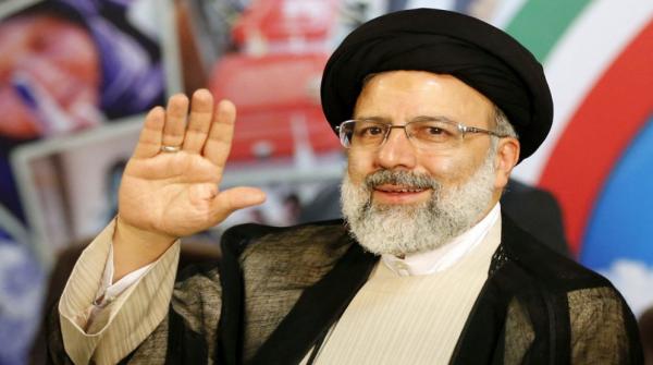 الرئيس الإيراني إبراهيم رئيسي يؤدي اليمين الدستورية