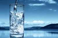مختصون يدعون إلى الإكثار من شرب المياه