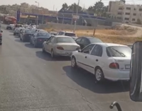 ازدحامات امام محطات المناصير بسبب حملة الـ 5 دنانير (فيديو)