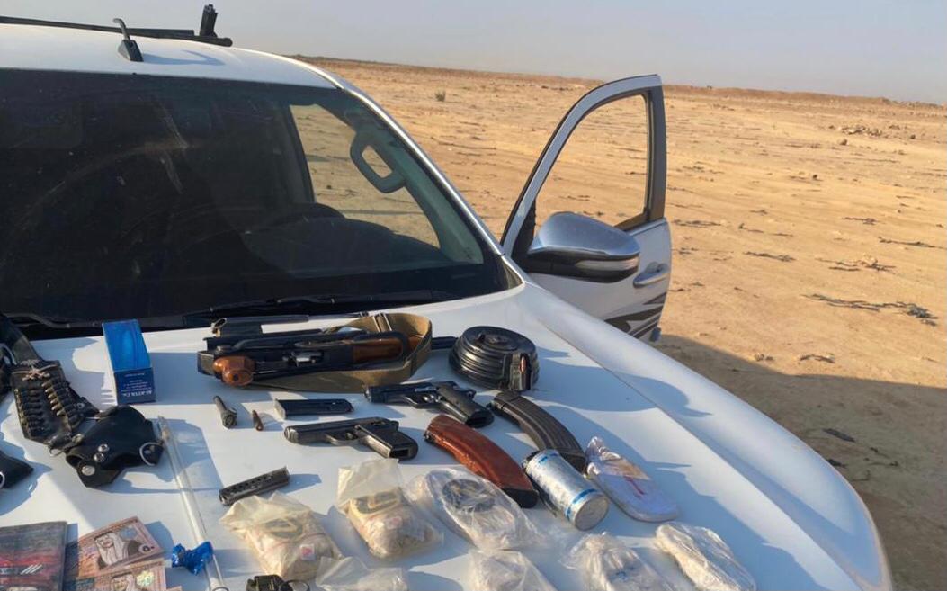بالصور .. مداهمتان في البادية الشمالية.. ضبط مطلوبين ومخدرات وأسلحة