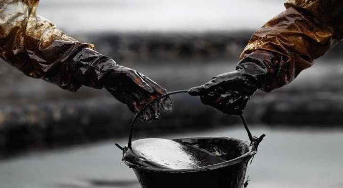 تراجع أسعار النفط عالميا أكثر من 4%