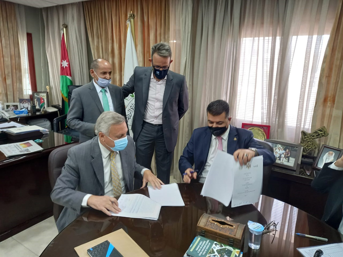 الزراعة والبيئة توقعان اتفاقية لشراء مختبر أعلاف وأدوية بيطرية