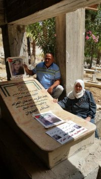 سبعينية فلسطينية تعتني بقبر شهيدين أردنيين على ثرى فلسطين