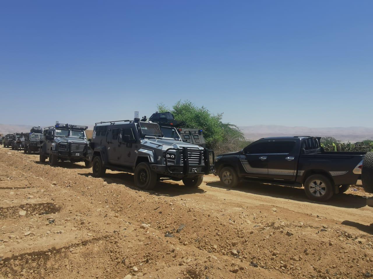 شاهد .. حملة أمنية بمشاركة أكثر من ألف رجل أمن في الشونة الجنوبية للقبض على الخارجين عن القانون ومن يقوم بترويع المواطنين والتعدي على ممتلكاتهم