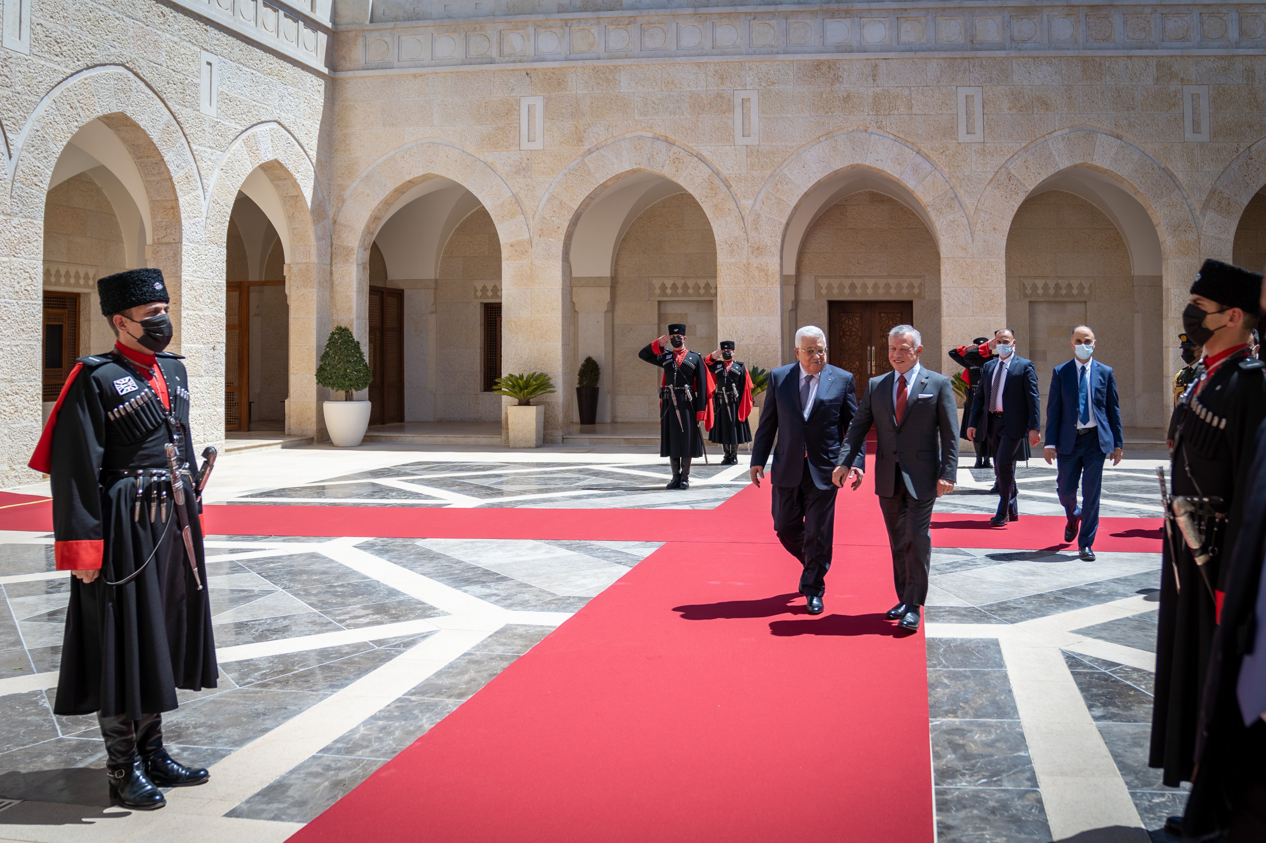 الملك يبحث مع الرئيس الفلسطيني آخر التطورات السياسية (صور وفيديو )
