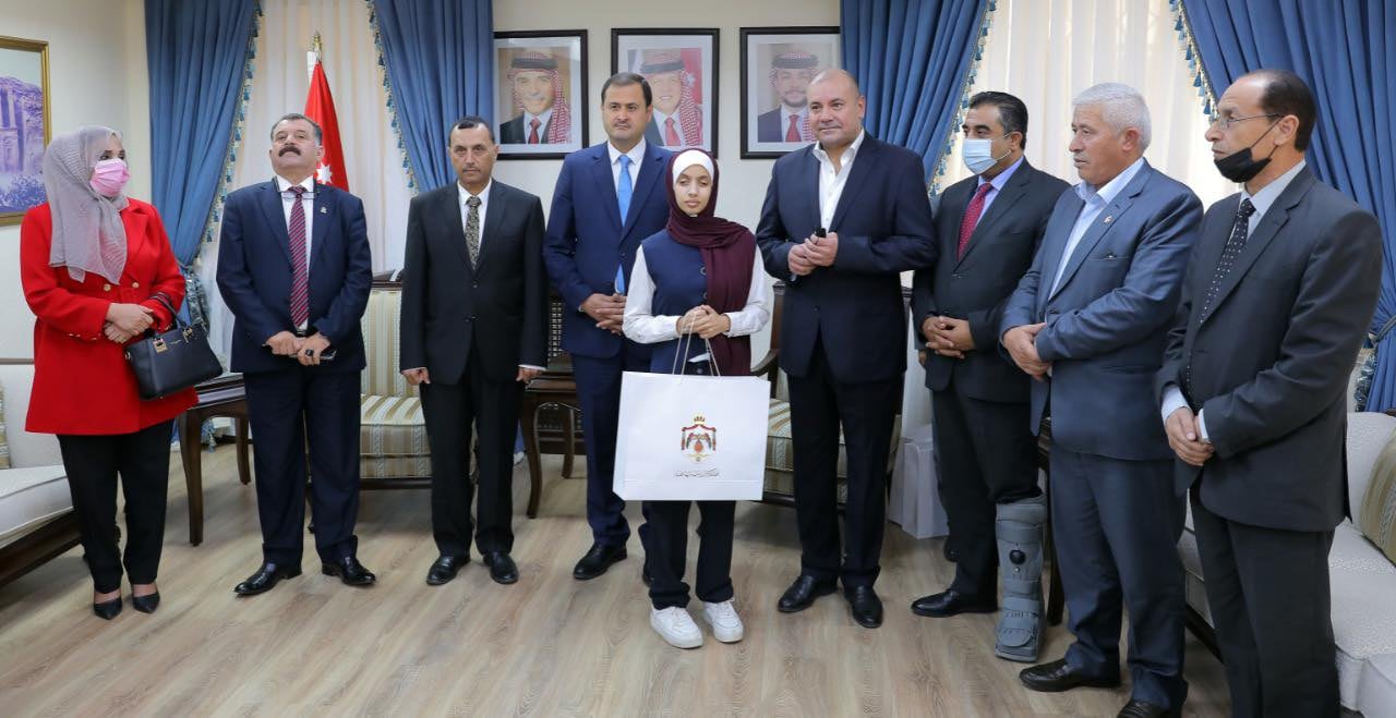 بالصور .. العودات يكرم أوائل التوجيهي في فعالية أقامتها لجنة التعليم والشباب النيابية