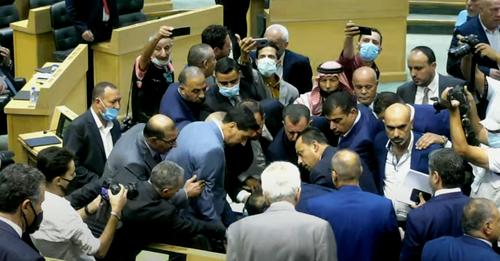 مقعد الخصاونة يؤجل افتتاح أولى جلسات استثنائية النواب (مباشر)