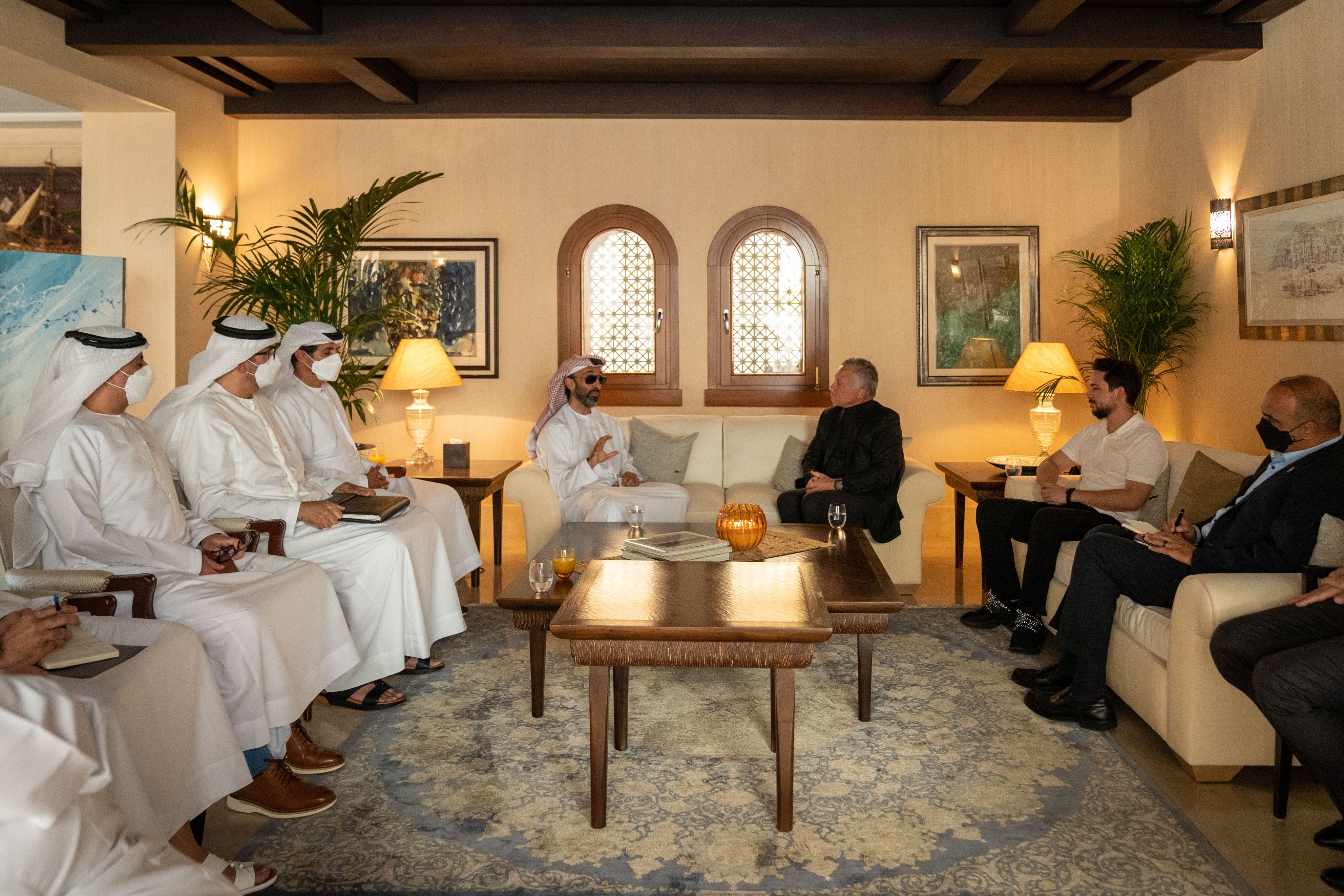 الملك يستقبل بحضور ولي العهد وفدا إماراتيا برئاسة مستشار الأمن الوطني في الإمارات