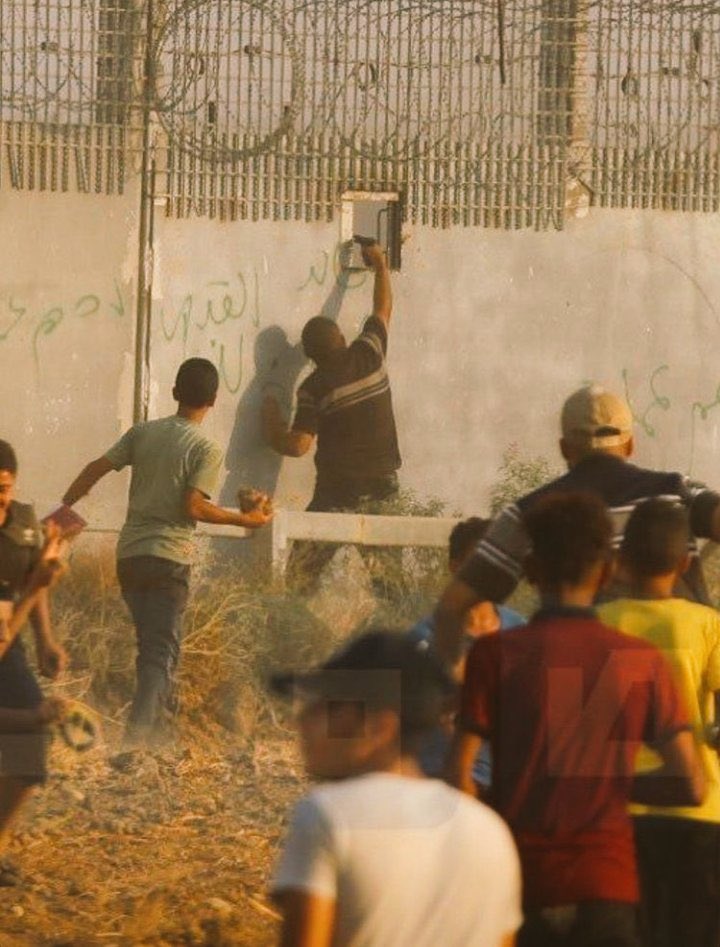 فلسطيني يطلق النار على جندي صهيوني من مسافة صفر شرق غزة (فيديو)