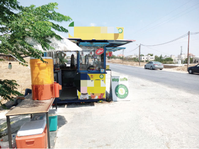 إربد: متعطلون عن العمل يواجهون البطالة ببناء أكشاك تزيلها البلديات