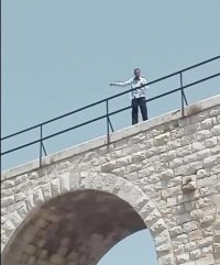 انتحار أربعيني أحرق نفسه ثم قفز من أعلى الجسور العشرة (فيديو)