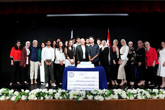الحوراني يقدم 45200 دينارجوائز مالية ومنح جامعية لمتفوقي الثانوية في مدارس الجامعة - صور