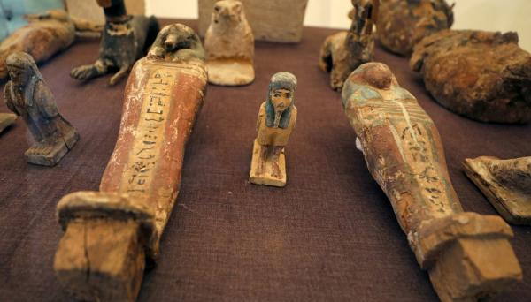 مصريون يكتشفون كنوزا ثمينة والأمن يحبط تهريبها