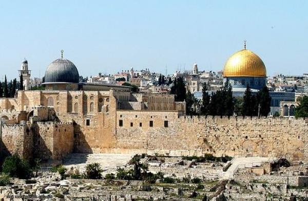 مفتي القدس يدعو لشد الرحال للمسجد الأقصى لمواجهة المستوطنين
