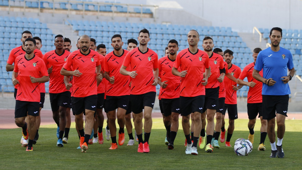 المنتخب الوطني لكرة القدم يلتقي نظيره البحريني