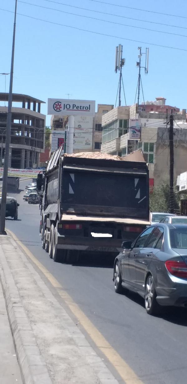 شكاوى من مرور شاحنات محملة بالحجارة والرمل في الفحيص