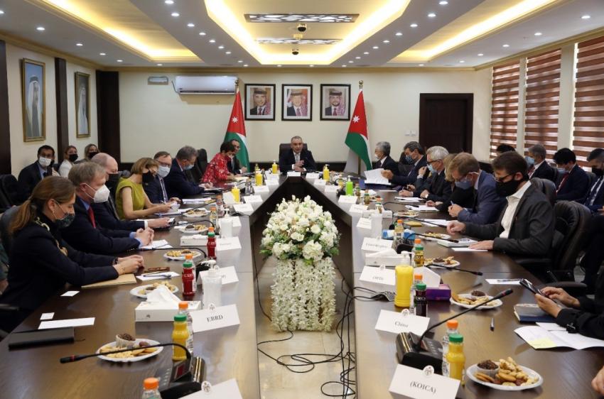 وزير التخطيط يعرض أولويات الحكومة على سفراء الدول المانحة