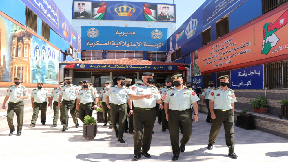رئيس هيئة الأركان المشتركة يؤكد أهمية المحافظة على المخزون الاستراتيجي من مختلف المواد الغذائية
