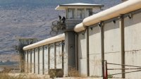أسرى فلسطينيون يعتصمون في ساحات سجون الاحتلال