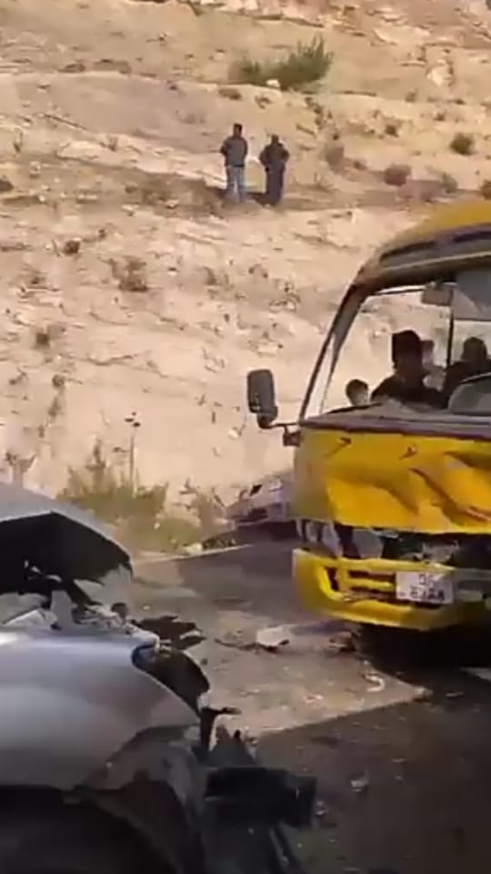 وفاة و8 إصابات بحادث تصادم بين باص مدرسة خاصة ومركبة على طريق زي