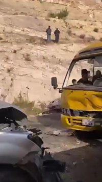 وفاة و8 إصابات بحادث تصادم بين باص مدرسة خاصة ومركبة على طريق زي