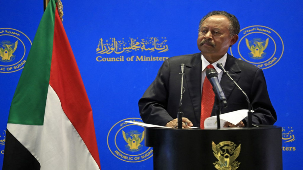 رئيس وزراء السودان عبد الله حمدوك في بيته محاطًا بقوات أمنية