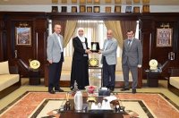 رئيس عمان الاهلية يكرم د.منال عباس من كلية العلوم الطبية المساندة