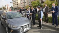 الشواربة يوزع الأكياس الورقية على المركبات
