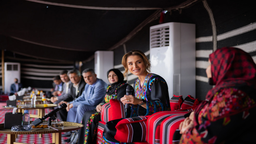 الملكة رانيا العبدالله تزور منطقة السرحان في المفرق وتلتقي مستفيدين من المبادرات الملكية