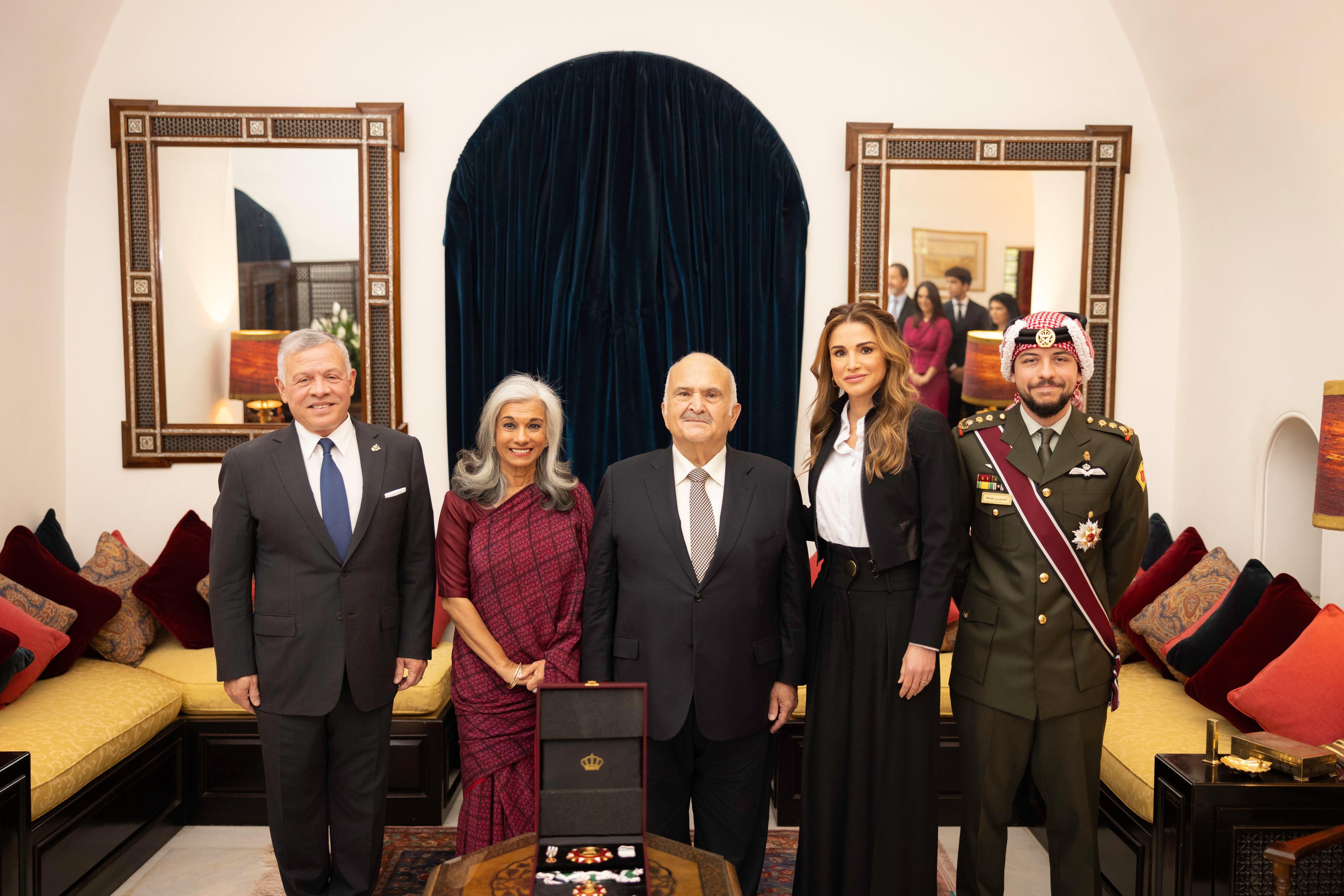 الملك ينعم بوسام مئوية الدولة الأولى على الأمير الحسن بن طلال