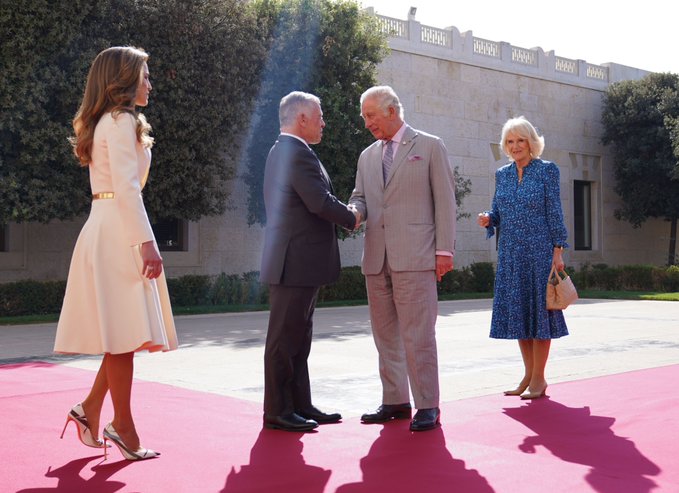 الملك والملكة يستقبلان الأمير تشارلز (صور وفيديو)