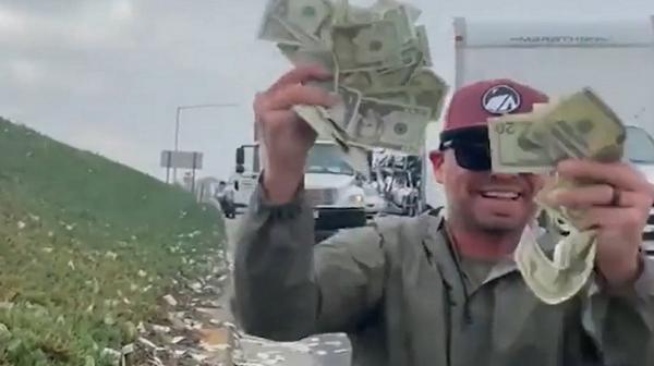 آلاف الدولارات تسقط من شاحنة وتوقف الحركة على طريق كاليفورنيا