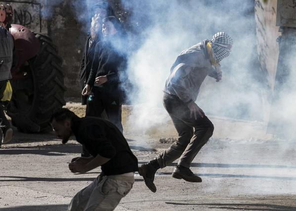 إصابة عشرات الفلسطينيين بالاختناق خلال اقتحام الاحتلال مدينة رام الله