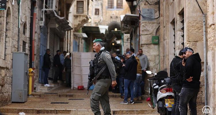 محدث بالفيديو والصور.. استشهاد فلسطيني ومقتل جندي صهيوني وإصابة 3 آخرين في عملية إطلاق نار بالقدس