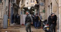 محدث بالفيديو والصور.. استشهاد فلسطيني ومقتل جندي صهيوني وإصابة 3 آخرين في عملية إطلاق نار بالقدس