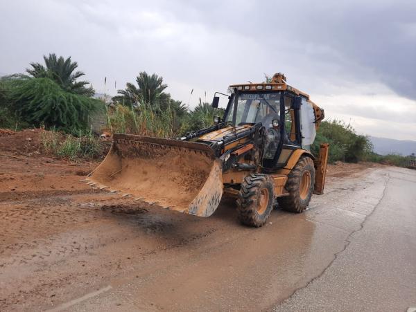 الأشغال تباشر بإعادة تعبيد وتأهيل طريق الروضة الغربي