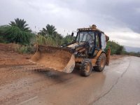 الأشغال تباشر بإعادة تعبيد وتأهيل طريق الروضة الغربي