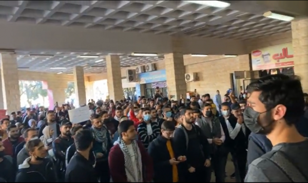 مئات الطلبة يتظاهرون في الجامعة الهاشمية ضد اتفاقية الماء