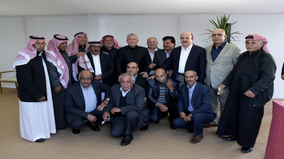الملك يلتقي مع متقاعدين عسكريين خدموا معه في كتيبة المدرعات/2 الملكية   (صور)